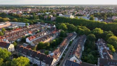 Bremen, Almanya. Bremen 'in canlı bir ilçesinde hava görüntüsü, Gündoğumunda evler. 4k, 5k UHD