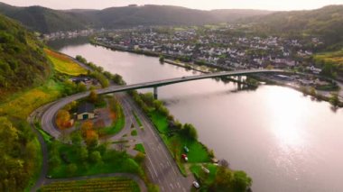 Moselle Nehri boyunca Aerial Flyby, Rheinland-Palatinate, Almanya. Kobern Gondorf, Koblenz, Cochem. Güneşli bir gün. Yüksek kalite 4k görüntü