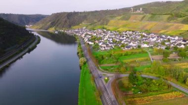 Moselle Nehri boyunca Aerial Flyby, Rheinland-Palatinate, Almanya. Kobern Gondorf, Koblenz, Cochem. Güneşli bir gün. Yüksek kalite 4k görüntü