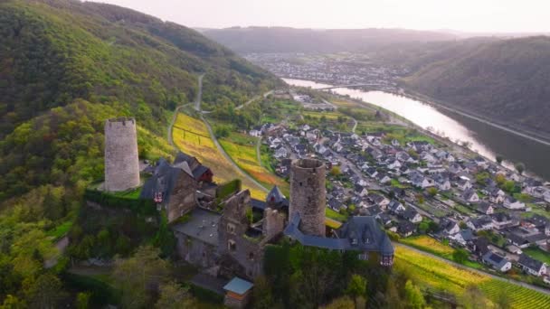 Burg Thurant Mosel Szőlőskertekben Fészkel Hegyekben Aerial Drone Shot Thurant — Stock videók