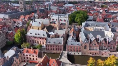 Bruges 'ün Hollanda Brugge' deki hava aracı çekimi Güzel Ortaçağ Tarihi Şehridir. Mimarlık ve kanallar. 4k