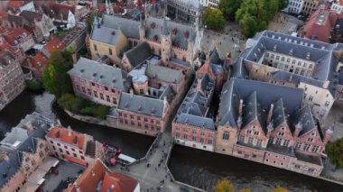 Bruges 'ün Hollanda Brugge' deki hava aracı çekimi Güzel Ortaçağ Tarihi Şehridir. Mimarlık ve kanallar. 4k