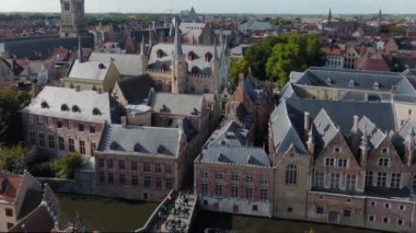 Bruges 'ün Hollanda Brugge' deki hava aracı çekimi Güzel Ortaçağ Tarihi Şehridir. Mimarlık ve kanallar. 4k