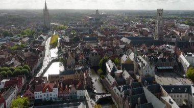 Bruges 'ün Hollanda Brugge' deki hava aracı çekimi Güzel Ortaçağ Tarihi Şehridir. Mimarlık ve kanallar. 4k