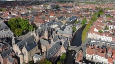 Bruges 'ün Hollanda Brugge' deki hava aracı çekimi Güzel Ortaçağ Tarihi Şehridir. Mimarlık ve kanallar. 4k