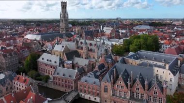 Bruges 'ün Hollanda Brugge' deki hava aracı çekimi Güzel Ortaçağ Tarihi Şehridir. Mimarlık ve kanallar. 4k