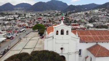 Zinacantan, Chiapas 'taki San Lorenzo Kilisesi' nin insansız hava aracı görüntüsü. Yüksek kalite 4k görüntü