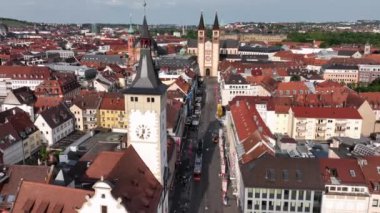 Wurzburg Tarih Merkezi Hava Aracı Görüntüsü. Eski Ana Köprü, Wurzburg Katedrali, Marktplatz ve yürüyen insanlar. 4k