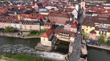 Wurzburg Tarih Merkezi Hava Aracı Görüntüsü. Eski Ana Köprü, Wurzburg Katedrali, Marktplatz ve yürüyen insanlar. 4k