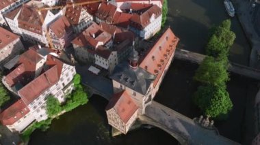 Bamberg Altes Rathaus. Regnitz nehri kıyısındaki tarihi belediye binasıyla eski Bamberg kasabasının hava manzarası. 4k