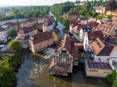 Bamberg 'deki Regniz nehrindeki bir evin insansız hava aracı görüntüsü. Almanya 'nın Bavyera şehrinde sabah resim çekilen bir yer. Frankonya.