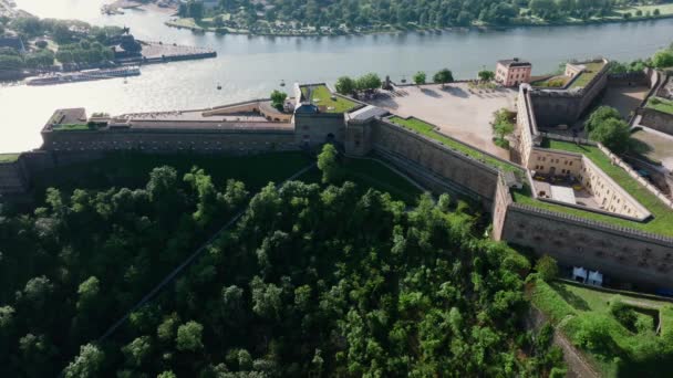 ドイツ ラインラント プファルツ州コブレンツの川沿いのラインにあるエレンブリッシュタイン要塞の空中ドローン撮影高品質の4K映像 — ストック動画