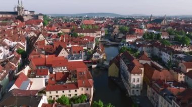 Regnitz Nehri üzerindeki tarihi belediye binası ile Bamberg Eski Kasabası 'nın hava manzarası. 4k drone görüntüsü