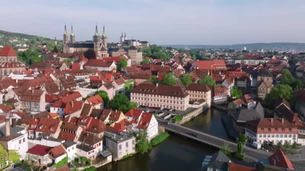Regnitz川の歴史的な旧市街ホールとバンベルクの旧市街の空中ビュー 4Kドローン映像 — ストック動画