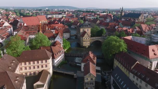 Luftaufnahme Der Bamberger Altstadt Mit Dem Historischen Alten Rathaus Der — Stockvideo
