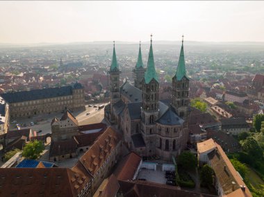 Bamberger Dom 'un Eski Bamberg Kasabası' nın Yaz Sabahı görüntüsü. İHA atışı. Yüksek Kalite Fotoğraf