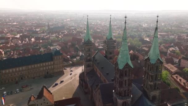 バンベルガー ドム夏の朝に旧市街バンベルクの空中風景 5Kドローンフライバイショット Uhd — ストック動画