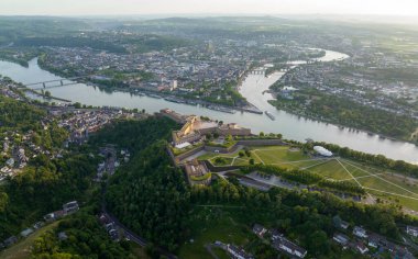 Koblenz, Rheinland-Pfalz 'daki nehir reni üzerinde Ehrenbreitstein Kalesi' nin Hava Aracı Çekimi, Almanya Yüksek Kaliteli Fotoğraf