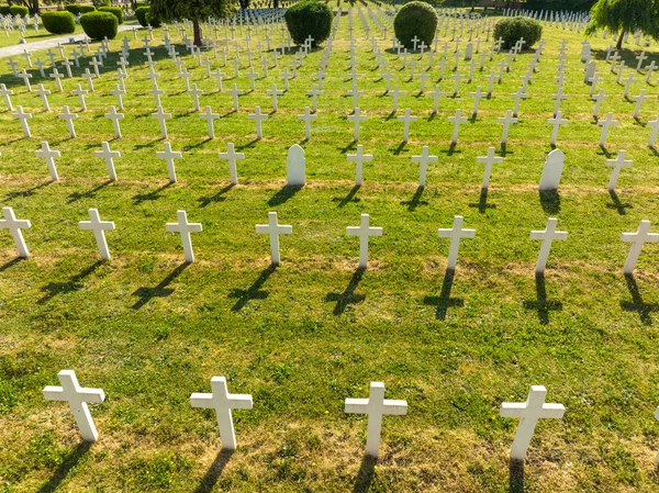 Cruzes Brancas Padrão Cima Túmulos Num Cemitério Militar Estrasburgo França — Fotografia de Stock