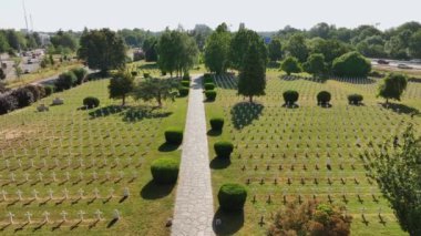 Yukarıdan gelen beyaz haç deseni. Strasbourg, Fransa 'da askeri bir mezarlıkta mezarlar. Hava Aracı Atışı. Yüksek Kalite Resim