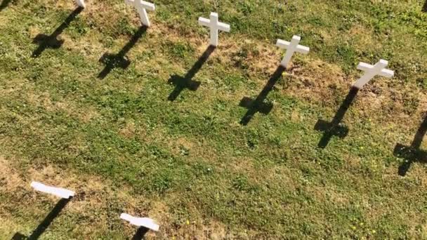 Cruces Blancas Patrón Arriba Tumbas Cementerio Militar Estrasburgo Francia Aerial — Vídeo de stock