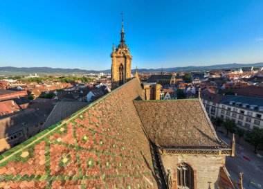 St. Martins Kilisesi 'nin insansız hava aracı çekimi - Eglise Saint-Martin, Colmar' daki kilise, Haut-Rhin, Alsace, Fransa. Yüksek Kalite Resim