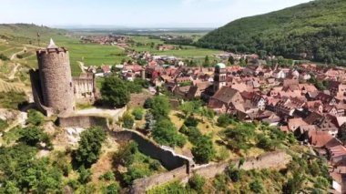 Alsace 'deki Kaysersberg köyünün insansız hava aracı görüntüsü. Fransa 'da yaz, kale ve güzel bir şehir. Yüksek kalite fotoğraf