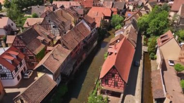 Alsace 'deki Kaysersberg köyünün insansız hava aracı görüntüsü. Fransa 'da yaz, kale ve güzel bir şehir. Yüksek kalite fotoğraf