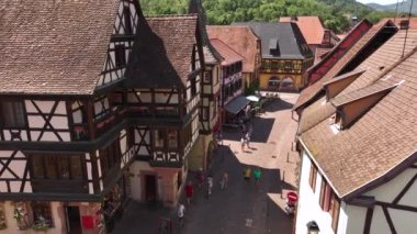 Alsace 'deki Kaysersberg köyünün insansız hava aracı görüntüsü. Fransa 'da yaz, kale ve güzel bir şehir. Yüksek kalite fotoğraf