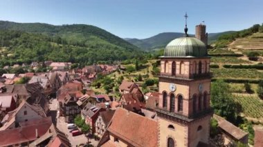 Alsace 'deki Kaysersberg köyünün insansız hava aracı görüntüsü. Fransa 'da yaz, kale ve güzel bir şehir. Yüksek kalite fotoğraf