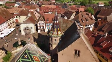 Fransa 'nın Alsace eyaletindeki Eguisheim köyünün insansız hava aracı saldırısı. Güneşli bir yaz gününde resimli bir köy. Yüksek Kalite Resim