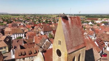 Fransa 'nın Alsace eyaletindeki Eguisheim köyünün insansız hava aracı saldırısı. Güneşli bir yaz gününde resimli bir köy. Yüksek Kalite Resim