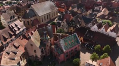 Fransa 'nın Alsace eyaletindeki Eguisheim köyünün insansız hava aracı saldırısı. Güneşli bir yaz gününde resimli bir köy. Yüksek Kalite Resim