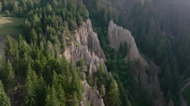 Hava aracı Dünya Piramitleri üzerinde Bruneck yakınlarındaki Alpler 'deki Güney Tyrol' un doğal bir anıtında çekim yaptı. Yüksek kalite 4k görüntü