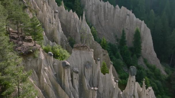 Drone Aéreo Disparado Sobre Formações Pirâmides Terrestres Monumento Natural Tirol — Vídeo de Stock