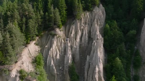 Drone Aérien Dessus Terre Pyramides Formations Dans Monument Naturel Tyrol — Video