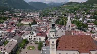 Brixen ya da Bressanone 'un hava aracı görüntüsü, Güney Tyrol, Bolzano, İtalya' da, yaz gününde. Yüksek kalite 4k görüntü