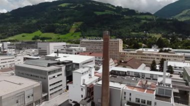 Wattens 'deki Swarovski Fabrikası Tyrolian Dağlarının eteklerinde. Alplerdeki yaz gününde hava aracı vuruldu. Yüksek kalite 4k görüntü