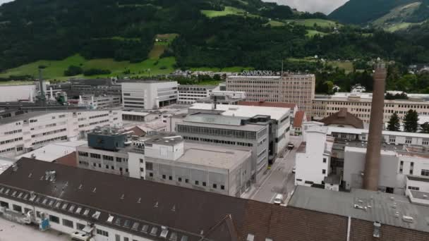 位于季罗兰山山脚下瓦迪斯瓦迪斯的斯沃洛夫斯基工厂 在阿尔卑斯山的夏天 无人驾驶飞机被击中 高质量的4K镜头 — 图库视频影像