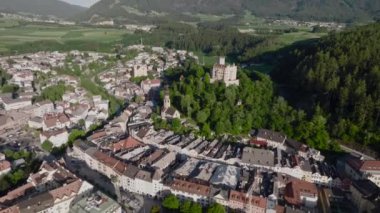 Brunico ya da Bruneck 'in hava aracı görüntüsü, Güney Tyrol' da küçük bir kasaba. Alto Adige 'de akşam vakti. Yüksek kalite 4k görüntü