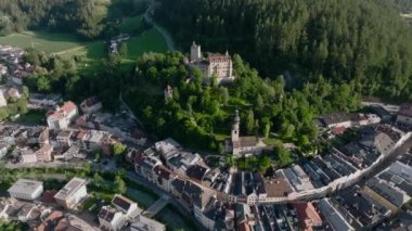 Brunico ya da Bruneck 'in hava aracı görüntüsü, Güney Tyrol' da küçük bir kasaba. Alto Adige 'de akşam vakti. Yüksek kalite 4k görüntü