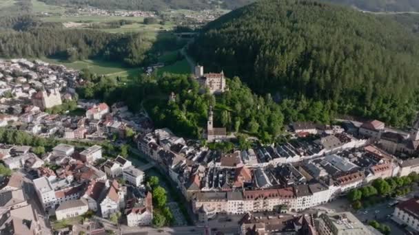Drohnenaufnahmen Von Bruneck Oder Bruneck Einem Kleinen Ort Südtirol Abends — Stockvideo