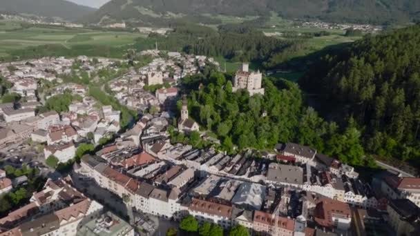 南チロルにある小さな町ブルニコやブルネックを撃った空中ドローン イタリアのアルプス アルト アディージュの夜 高品質の4K映像 — ストック動画