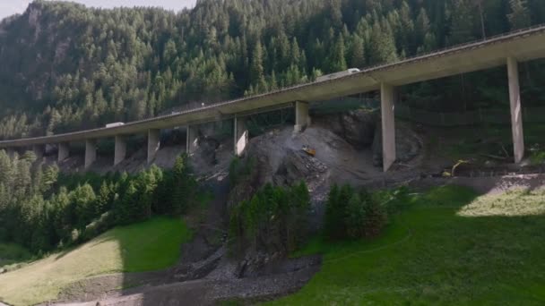 Bulldozer Och Grader Reparerar Highway Bridge Alperna Grader Highaway Konstruktion — Stockvideo
