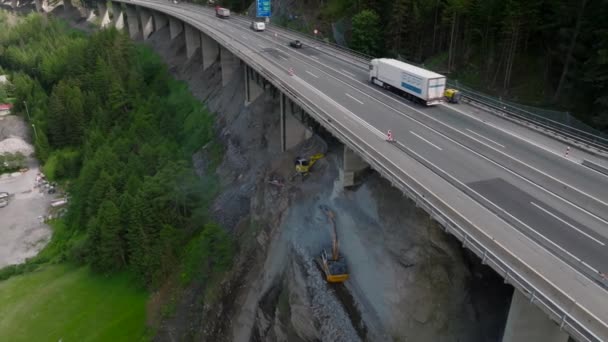 Buldożer Grader Naprawia Highway Bridge Alpach Uczennica Nowej Budowie Highaway — Wideo stockowe