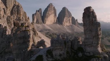 Lavaredo 'nun Üç Tepesi' nin ya da Tre cime di Lavaredo 'nun akşam manzarası. İtalya, Dolomitlerin sahne sembolü. Yüksek kalite 4k görüntü