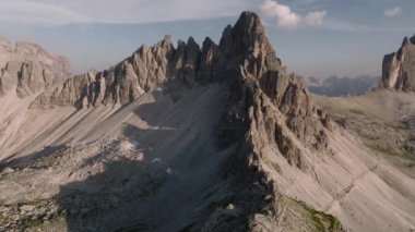 Lavaredo 'nun Üç Tepesi' nin ya da Tre cime di Lavaredo 'nun akşam manzarası. İtalya, Dolomitlerin sahne sembolü. Yüksek kalite 4k görüntü