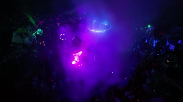 Ormandaki Açık Hava Festivali Nin Havadan Görüntüsü Geceleri Doğaçlama Dans — Stok video