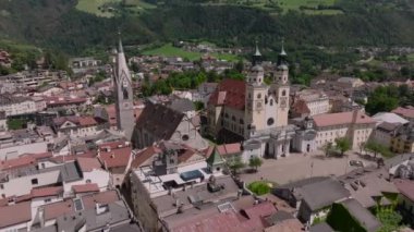 Brixen ya da Bressanone 'un hava aracı görüntüsü, Güney Tyrol, Bolzano, İtalya' da, yaz gününde. Yüksek kalite 4k görüntü