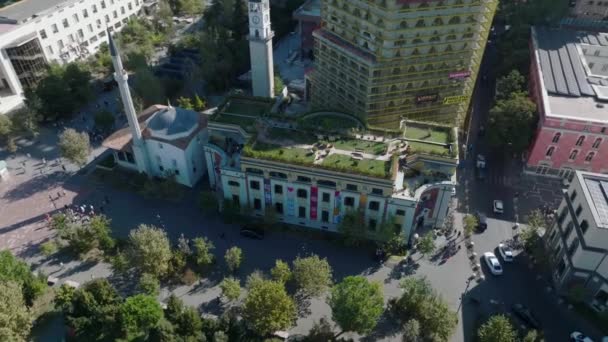 グリーン屋根のティラナ市役所の空中ドローンショット ティラナ アルバニアの首都 晴れた朝 リビングルーフ 高品質の4K映像 — ストック動画
